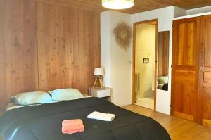 a bedroom with a bed with two towels on it at CASA-Lodge L’Inverno pour 2 personnes in Molines-en-Queyras