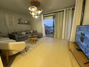 TV a/nebo společenská místnost v ubytování Marassi Villa Celia Sea view 6 bedrooms with Nanny Families only