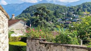 a view of a village with mountains in the background at Ferienwohnung Ankerplatz in Spiez