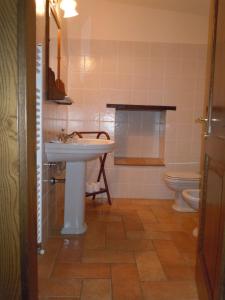 a bathroom with a sink and a toilet at Agriturismo Il Borghetto in Montefalco