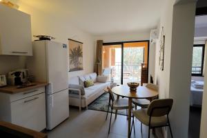 Køkken eller tekøkken på Le 111 - T2 charme, piscine chauffée, plage privée