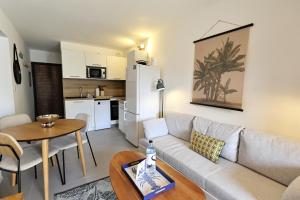 Køkken eller tekøkken på Le 111 - T2 charme, piscine chauffée, plage privée + 21 billeder