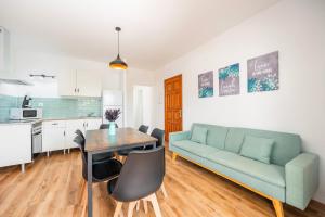 salon z kanapą i stołem w obiekcie Gran Sol Family 5 w mieście Felanitx