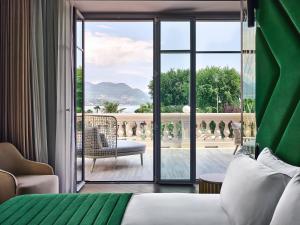 斯特雷萨Boutique Hotel Stresa的可以看到露台景色的酒店房间