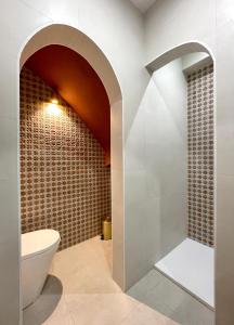 アルメリアにあるTrendy Homes Casa Estrellaのトイレとレンガの壁があるバスルーム