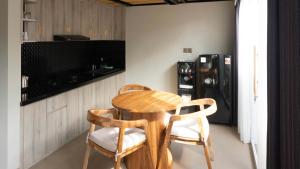 Η κουζίνα ή μικρή κουζίνα στο Villa Puri Gong 2, Private Pool Villa close to the beach in Bukit area +8 φωτογραφίες