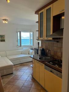 Kuchyň nebo kuchyňský kout v ubytování Beachfront Family Escape, Ciovo