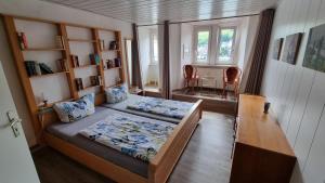 ein kleines Zimmer mit einem Bett und einem Tisch in der Unterkunft Mosel View Old Town Apartments in Zell an der Mosel