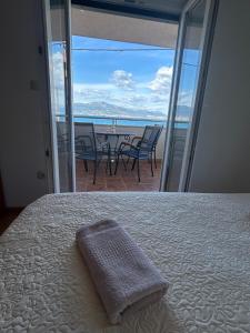 Postel nebo postele na pokoji v ubytování Beachfront Family Escape, Ciovo
