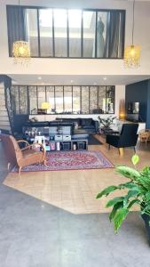 a living room filled with furniture and a rug at Villa avec piscine et magnifique jardin ! Villa with swimming pool and magnificent garden! in Aigrefeuille-sur-Maine