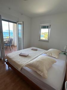 Postel nebo postele na pokoji v ubytování Beachfront Family Escape, Ciovo