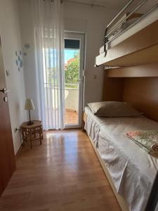 Postel nebo postele na pokoji v ubytování Beachfront Family Escape, Ciovo