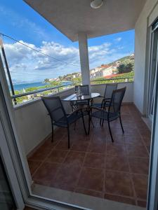 Balkón nebo terasa v ubytování Beachfront Family Escape, Ciovo