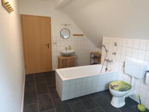 un bagno con vasca, WC e lavandino di NEU! Ferienwohnung am Grimnitzsee a Joachimsthal Altre 10 foto
