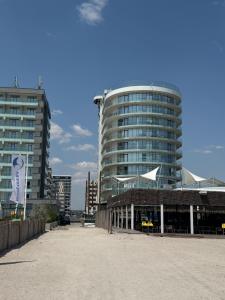 un gran edificio frente a dos edificios altos en White Tower-Studio, en Mamaia