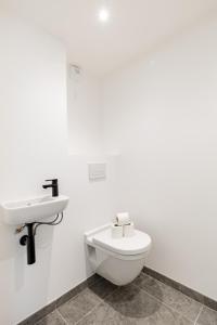 Et badeværelse på Charming Apartment I 2BR Beausoleil Monaco + 8 billeder