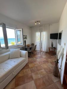 TV a/nebo společenská místnost v ubytování Beachfront Family Escape, Ciovo + 31 fotografií
