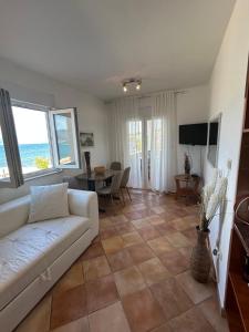 TV a/nebo společenská místnost v ubytování Beachfront Family Escape, Ciovo