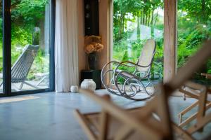 ein Zimmer mit zwei Stühlen und einer Tür zu einer Veranda in der Unterkunft Lavendowo w Karkonoszach in Piechowice