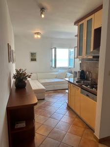 Kuchyň nebo kuchyňský kout v ubytování Beachfront Family Escape, Ciovo