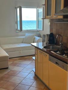 Kuchyň nebo kuchyňský kout v ubytování Beachfront Family Escape, Ciovo