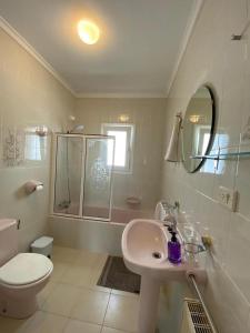 コンブレ・デル・ソルにあるLarge villa, great view with private swimming poolのバスルーム(トイレ、洗面台、シャワー付)