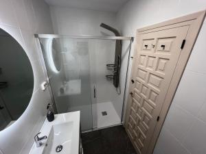 コンブレ・デル・ソルにあるLarge villa, great view with private swimming poolのバスルーム(シャワー、シンク、ドア付) +24枚の写真