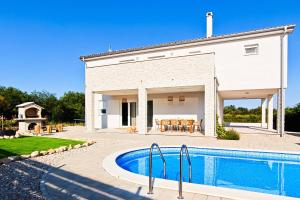Villa David - NEW - first renting - for 9 person内部或周边的泳池