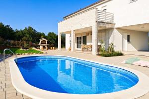 拉宾Villa David - NEW - first renting - for 9 person的房子前面的游泳池