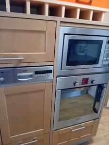 cocina con 2 hornos y microondas en Hof Baethcke, 