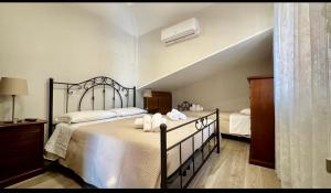 ein Schlafzimmer mit einem großen Bett mit weißer Bettwäsche in der Unterkunft SAN - Luxury Apartment in Santa Maria di Castellabate