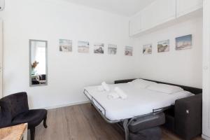 Posteľ alebo postele v izbe v ubytovaní 30m Studio in the heart of old Antibes wifi air conditioning