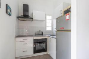 Kuchyňa alebo kuchynka v ubytovaní 30m Studio in the heart of old Antibes wifi air conditioning