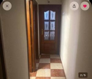 un corridoio con una porta e un pavimento piastrellato di Casa noah a Cordoba