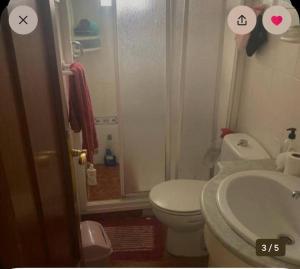 un bagno con un water bianco e un lavandino di Casa noah a Cordoba