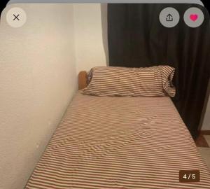 un letto in una camera con due cuscini sopra di Casa noah a Cordoba