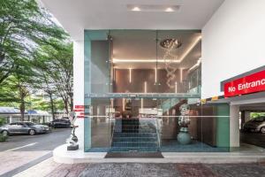 un edificio sin señal de entrada delante de él en Hi Hotel, en Makkasan 10 fotos más