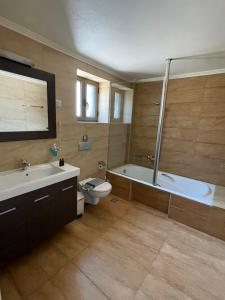 Koupelna v ubytování Kolokotronis Hotel & Spa