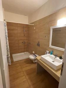 Koupelna v ubytování Kolokotronis Hotel & Spa