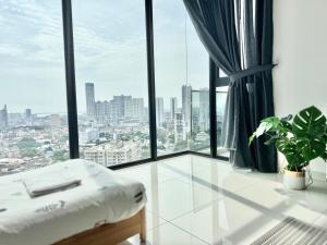 Кровать или кровати в номере Beacon Executive Suites #Executive #SkyPool #Georgetown #6pax #2BR 2bath #1Queen 4Single #Quality well maintained #Private host