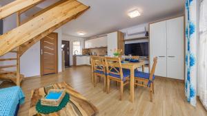 Kuchyňa alebo kuchynka v ubytovaní Apartamenty Sun & Snow Rumiankowa