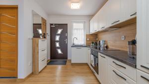 Kuchyňa alebo kuchynka v ubytovaní Apartamenty Sun & Snow Rumiankowa