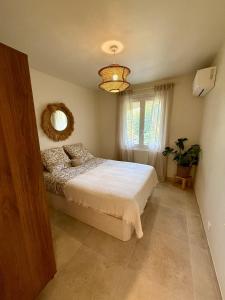 Katil atau katil-katil dalam bilik di Grimaud 2 chambres Jacuzzi terrasse