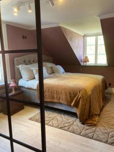 a bedroom with a bed and a large window at Rosa Huset - I hjärtat av Visby in Visby