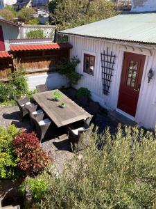 a picnic table and benches in front of a building at Rosa Huset - I hjärtat av Visby in Visby