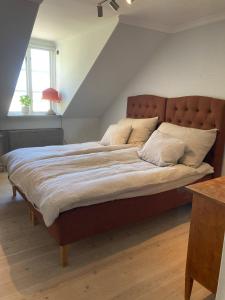 a large bed in a room with at Rosa Huset - I hjärtat av Visby in Visby