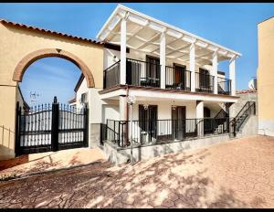 ein Haus mit einem Tor und einem Bogen davor in der Unterkunft SAN - Luxury Apartment in Santa Maria di Castellabate