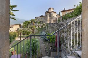 a castle on top of a stone wall at La Guardiola in Riva del Garda