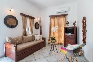 TV a/nebo společenská místnost v ubytování Sunrock Suites - Villa Menexes