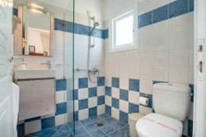 Koupelna v ubytování Sunrock Suites - Villa Menexes + 27 fotografií